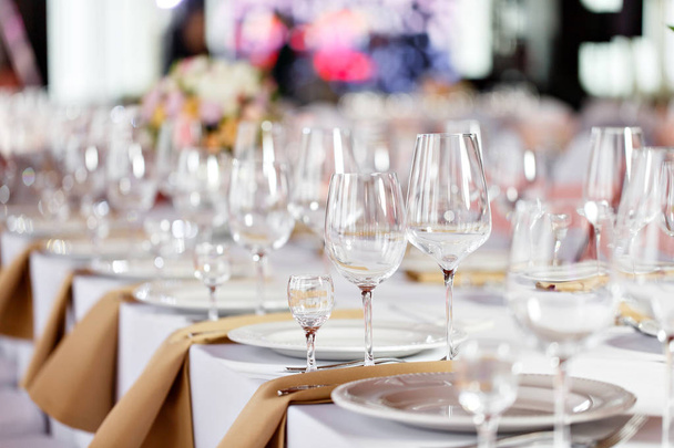 Tisch bei einem luxuriösen Hochzeitsempfang. schöne Blumen auf dem Tisch. Servieren von Geschirr, Glasgläsern, Bedienung, - Foto, Bild