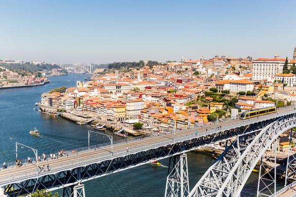 Porto on yksi Pohjois-Portugalin tärkeimmistä kaupungeista. Sen kuuluisa historiallinen alue, Riberia, Unescon sanaperintö, on täynnä perinteisiä katumarkkinoita, monumentteja ja kapeita katuja, joissa on tyypillisiä ravintoloita.
. - Valokuva, kuva