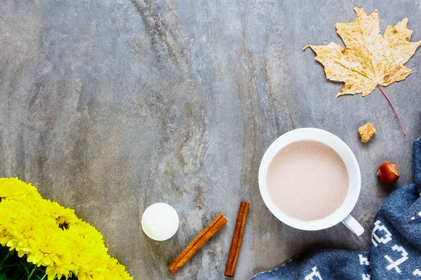 Autumn fresh flowers and hot chocolate in cup close up. Autumn, fall concept. Flat lay - Foto, Imagem