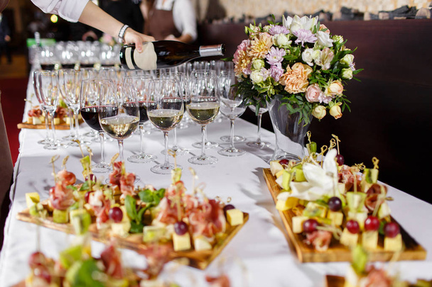 Kellner gießt Champagner in die Party-Veranstaltung. Empfang auf der Hochzeitsfeier oder Bankett zum Jubiläum - Foto, Bild