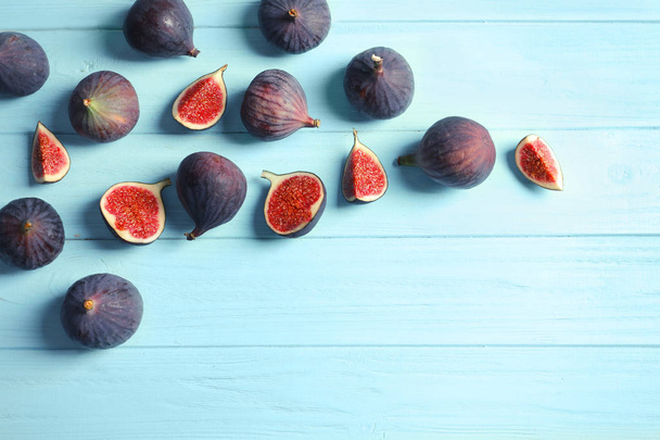 Fresh ripe figs on wooden background, top view. Space for text - Foto, Bild