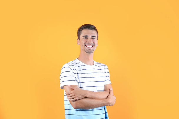 Portrait of handsome young man smiling on color background - Fotoğraf, Görsel
