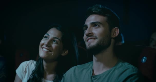 Χαριτωμένο ζευγάρι σε μια ημερομηνία στο θέατρο movie - Πλάνα, βίντεο