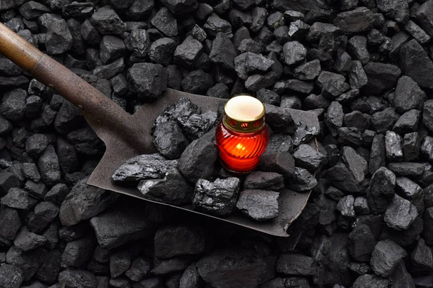 Luce della veglia, candela con gli effetti personali del minatore (piccone, pala) dopo l'incidente mortale nella miniera
 - Foto, immagini