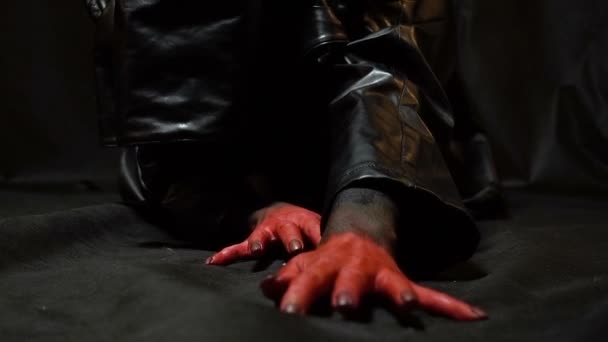 Kriechende Frau mit blutigen Händen - Filmmaterial, Video
