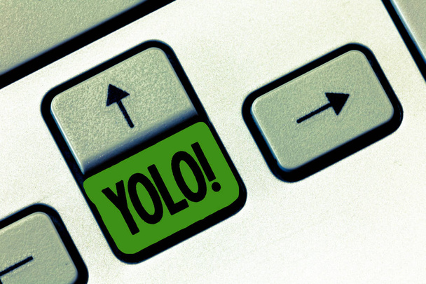 Textzeichen mit Yolo. Konzeptioneller Fototermin für Sie nur einmal beliebte Phase bei Studenten und Teenagern - Foto, Bild