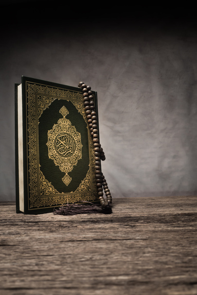 Koran - święta księga muzułmanów (przedmiot publiczny wszystkich muzułmanów) na stole, martwa natura  . - Zdjęcie, obraz