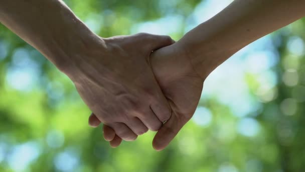 Człowiek, partnerów, ręcznie przejść, pary homoseksualne zerwać, nieporozumienie - Materiał filmowy, wideo