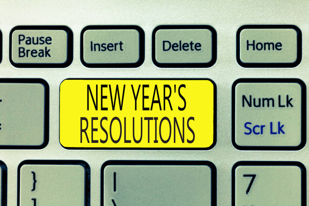 Textschild mit Neujahrsvorsätzen. konzeptionelle Foto-Wunschliste der Dinge, die erreicht oder verbessert werden müssen - Foto, Bild