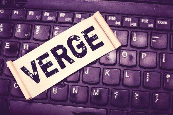 Kirjoitan viestiä, jossa lukee Verge. Business valokuva esittelee äärimmäinen raja, jonka jälkeen jotain tiettyä tapahtuu Edge
 - Valokuva, kuva