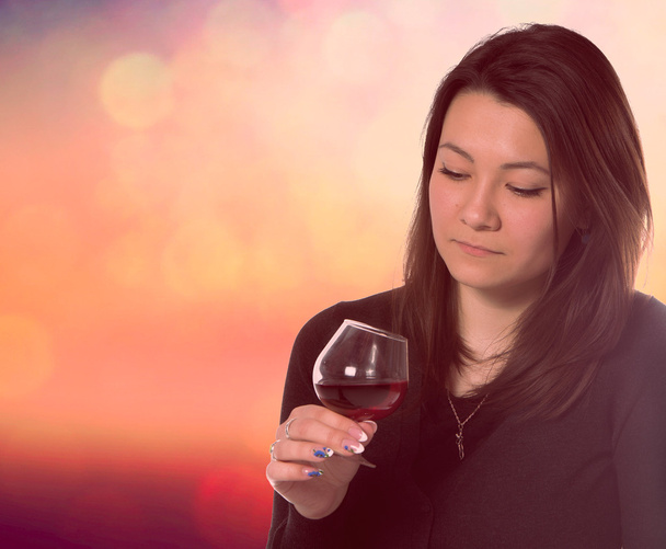gyönyörű nő üveg vörösbor - Fotó, kép