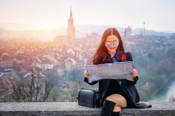 Fiatal női turista térképet keres egy módja annak, hogy csodálatos látványt pont közelében a régi város, Bern, Svájc - Fotó, kép