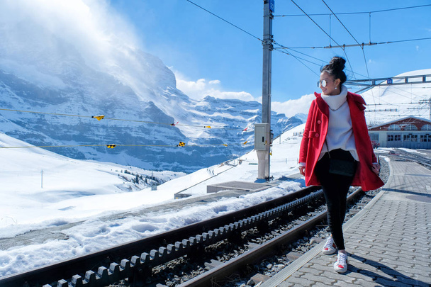 Mujer asiática en la estación de tren, Suiza
 - Foto, Imagen
