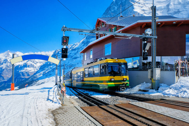 スイスの駅で黄色いスイス鉄道 - 写真・画像