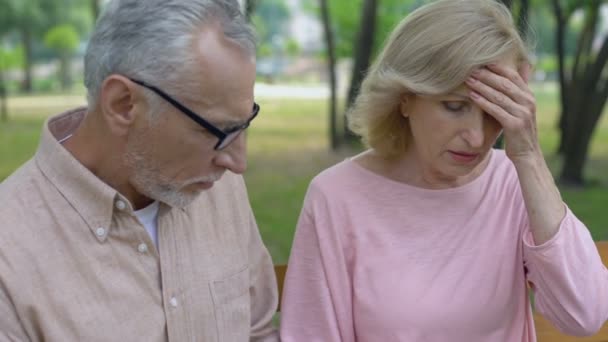 Oude vrouw lijdt aan migraine, zorgzame echtgenoot ondersteunende vrouw, gezondheid - Video