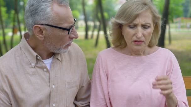 Zorgzame echtgenoot bedrijf handen zieke van oude vrouw, de ziekte van alzheimer, gezinsondersteuning - Video