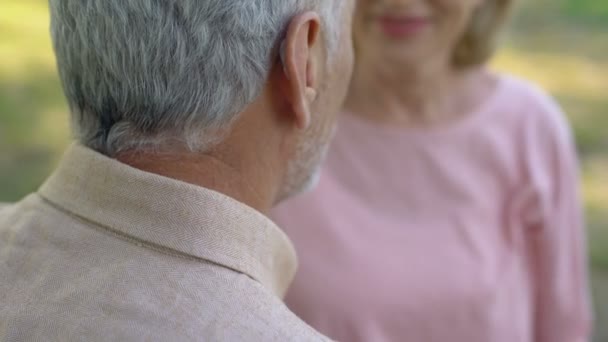 Boldog régi pár felölelő, kényelmes nyugdíjas, biztonságos idős korban - Felvétel, videó