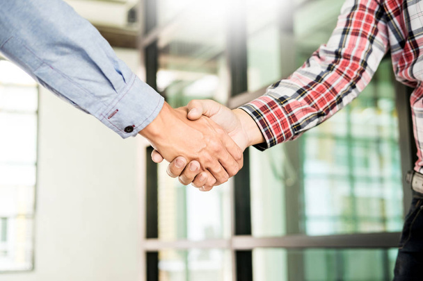 Deux hommes d'affaires confiants serrant la main lors d'une réunion au bureau, succès, traiter, salutation et concept de partenaire - Photo, image