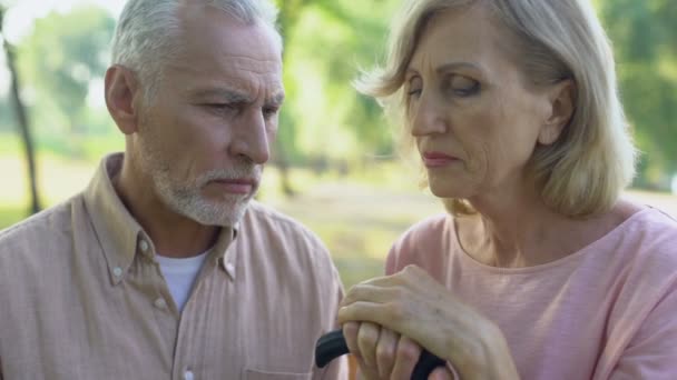 Aufgebrachtes altes Paar hält Hand an Gehstock, Konzept der Unterstützung, Empathie - Filmmaterial, Video