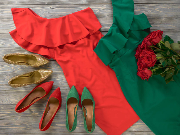 Damskie ubrania i buty (czerwony zielony sukienki, pompy). Mody strój na Boże Narodzenie, wieczór, noc. Szablon sklepu internetowego, witryny, banery. Mieszkanie świeckich, z góry na dół widok - Zdjęcie, obraz