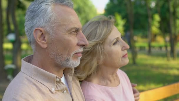 altes Paar beobachtet Sonnenuntergang im Park, glückliche Heiratsromantik, magische Stunde - Filmmaterial, Video
