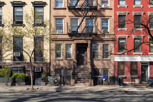 Edifícios antigos coloridos na 10th Street, na East Village de Manhattan, em Nova York - Foto, Imagem