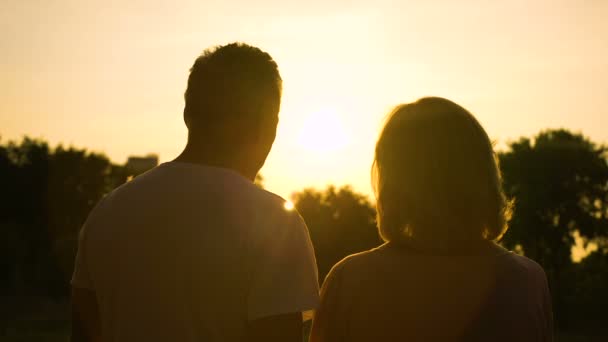 silhueta casal sênior abraçando, assistindo pôr do sol juntos, data romântica
 - Filmagem, Vídeo