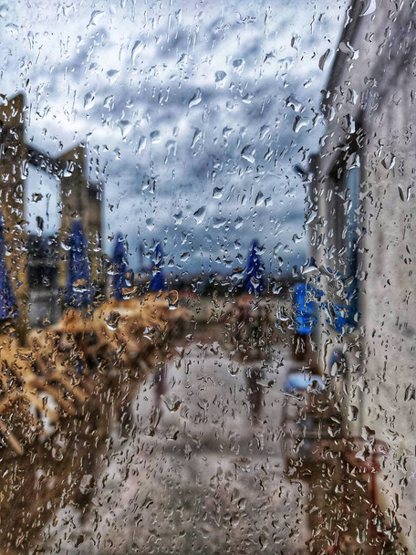 Regentropfen auf ein Fenster - Foto, Bild