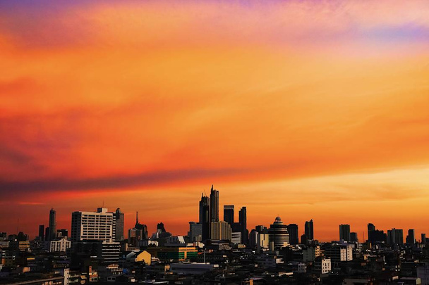 Вид сверху Бангкок города здания заката сумерки оранжевый небо увидеть красивый фиолетовый фон природы
. - Фото, изображение