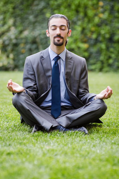 młody biznesmen medytacji w ogrodzie - Zdjęcie, obraz