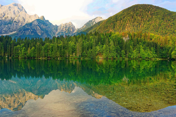 Lago di montagna vista panoramica naturale
 - Foto, immagini