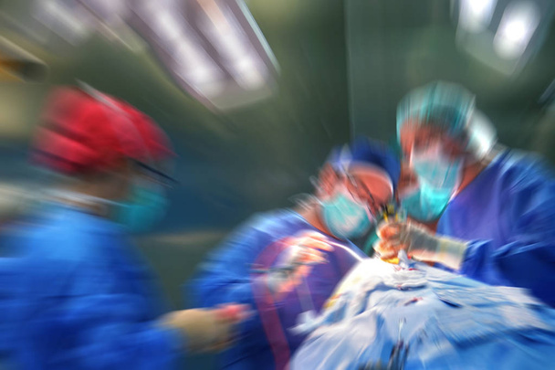 Chirurdzy sprzęt w pracy w sali chirurgii rozmycie tła - Zdjęcie, obraz