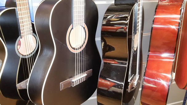 Деякі акустичні гітари з різним кольором в магазині готові до продажу
 - Фото, зображення