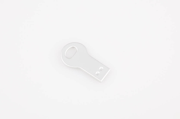 Chiave d'argento flash drive sullo sfondo bianco
 - Foto, immagini