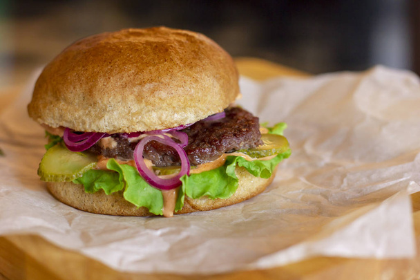 Świeże mięso Burger z marynowaną cebulką na desce  - Zdjęcie, obraz
