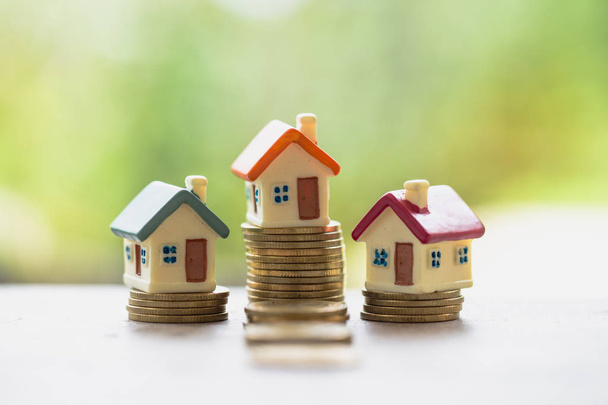 Mini house on stack of coins, Real estate investment, Save money with stack coin, Business growth investment and financial, Mortgage concept.  - Foto, Imagen