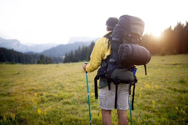 Tourist mit Rucksack schaut im Bergwanderkonzept weg - Foto, Bild