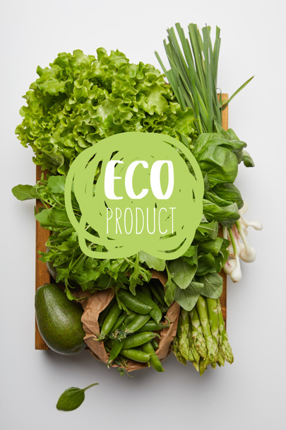 vue du dessus de divers légumes mûrs en boîte sur surface blanche avec lettrage "éco-produit"
 - Photo, image