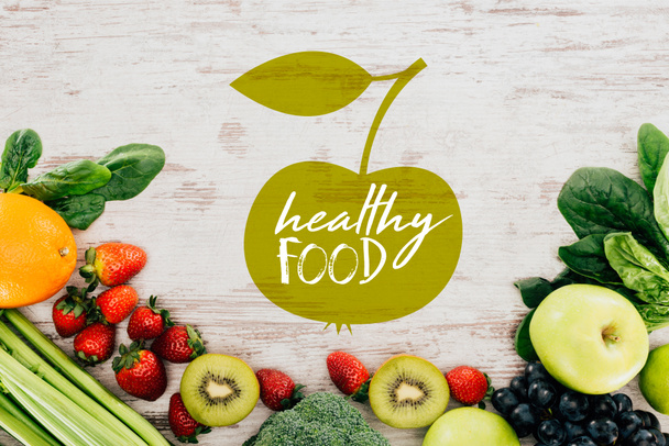 pohled shora uspořádány organických jahod, zeleniny a ovoce na dřevěnou desku s nápisem "zdravé jídlo" - Fotografie, Obrázek