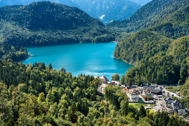 Lake Alpsee ve Hohenschwangau köyü - Bavyera Almanya - Fotoğraf, Görsel