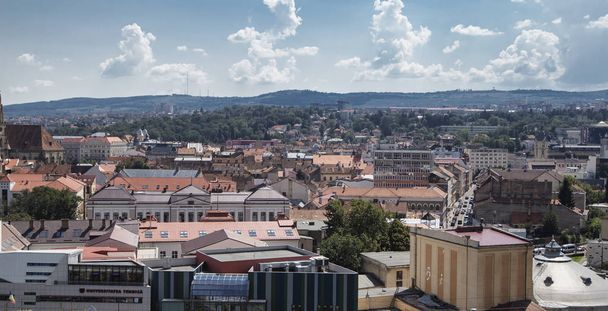 Cluj-Napoca, Transylwania, Rumunia - 21 sierpień 2018: Widok z lotu ptaka miasta na 21 sierpnia 2018 w Kluż-Napoka. - Zdjęcie, obraz