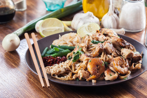 Pad Thai with chicken and shrimp. Thai dish - Fotografie, Obrázek
