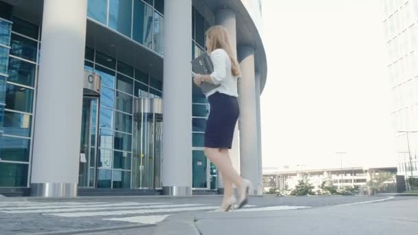 Young business woman is strolling in the city park business center - Imágenes, Vídeo