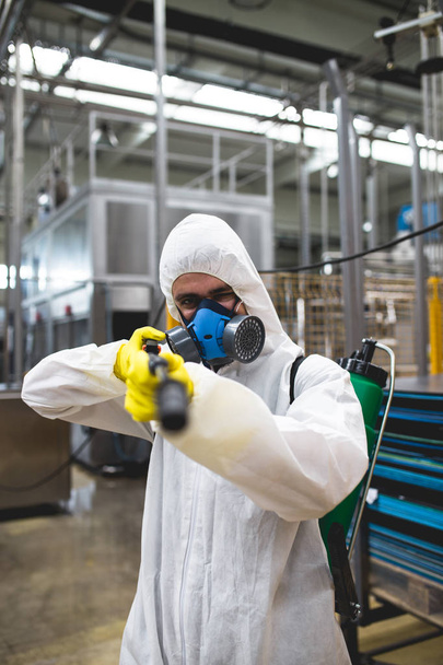 Pest Control pracovník ruka drží rozprašovač pro postřik pesticidy v výroby nebo výrobní továrny - Fotografie, Obrázek