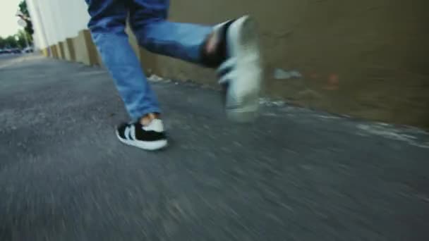 Man legs running on road in sport shoes. Close up man running in sport shoes - Záběry, video