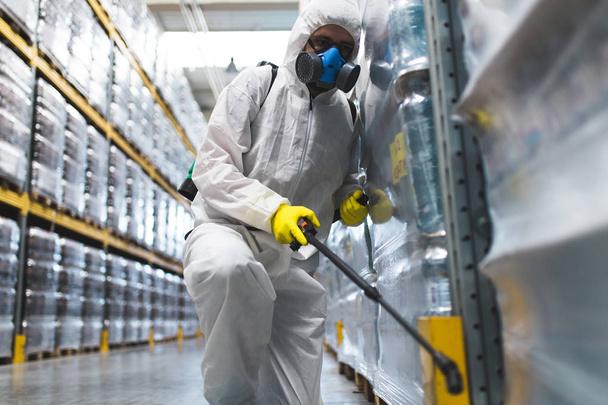 Szkodników kontroli pracownika ręka trzymając opryskiwacz dla rozpylania pestycydów w produkcji lub produkcji fabryki - Zdjęcie, obraz