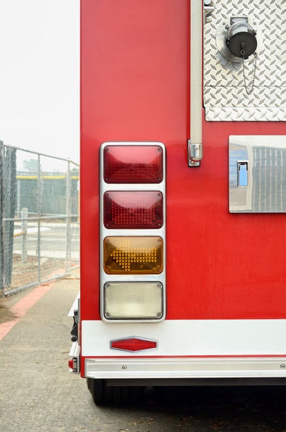 οπίσθιο άκρο του κόκκινο firetruck - Φωτογραφία, εικόνα