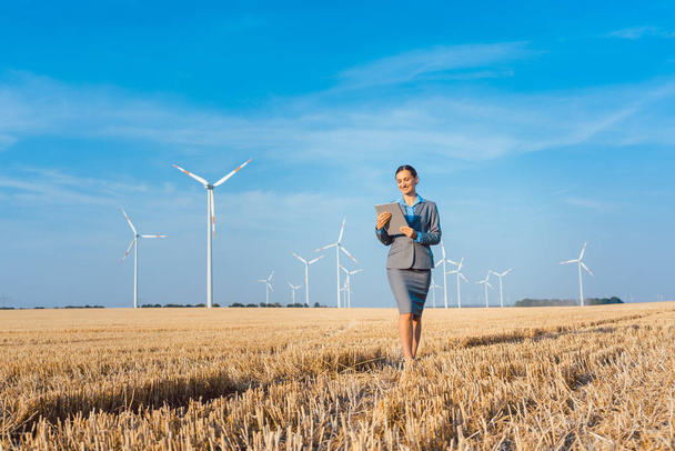 Le donne investono denaro in un investimento etico delle turbine eoliche
 - Foto, immagini
