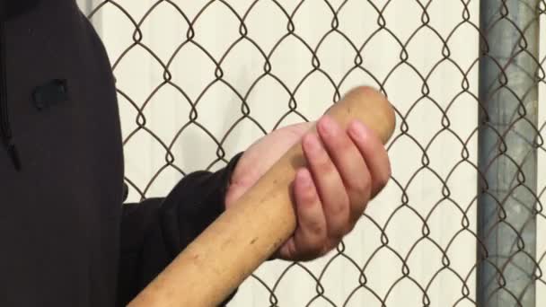 Мужская рука с бейсбольной битой
 - Кадры, видео