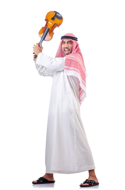 Hombre árabe tocando el violín aislado en blanco
 - Foto, Imagen